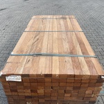 Ca. 168x Angelim Pedra regels fijnbezaagd, 45x68mm, lengte 185cm